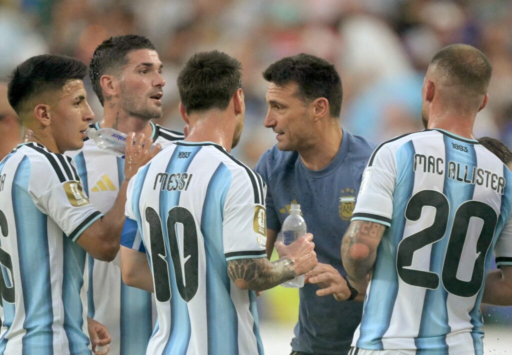 El pedido especial que le hizo Scaloni a De Paul en la pausa de hidratación: “Cuando baja el pistón el equipo lo siente”