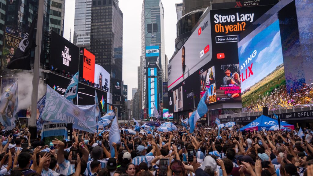 La selección practicó en Nueva Jersey y miles de hinchas desbordan Times Square en el último banderazo