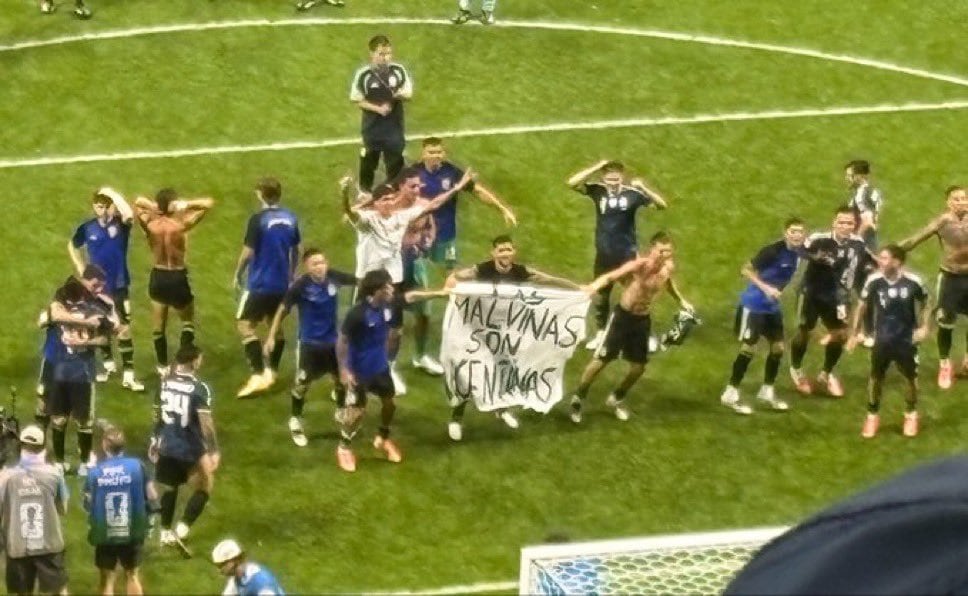 El pedido de sanción de un exasesor de Thatcher para los jugadores argentinos que mostraron la bandera de Malvinas