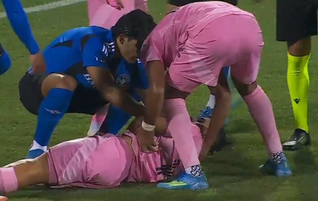Un compañero de Messi debió salir en ambulancia de la cancha tras una dura infracción