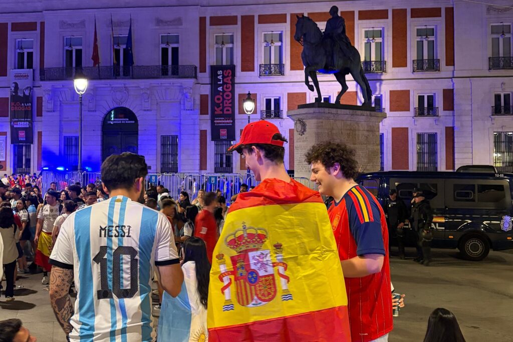 Del banderazo a la desilusión: así vivieron los argentinos en Madrid la derrota ante España