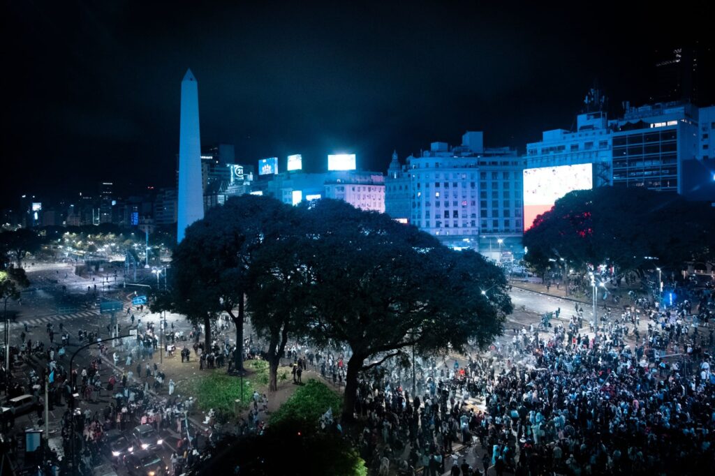 Se produjeron incidentes en el Obelisco tras los festejos en apoyo a la selección: botellazos, piedrazos y corridas