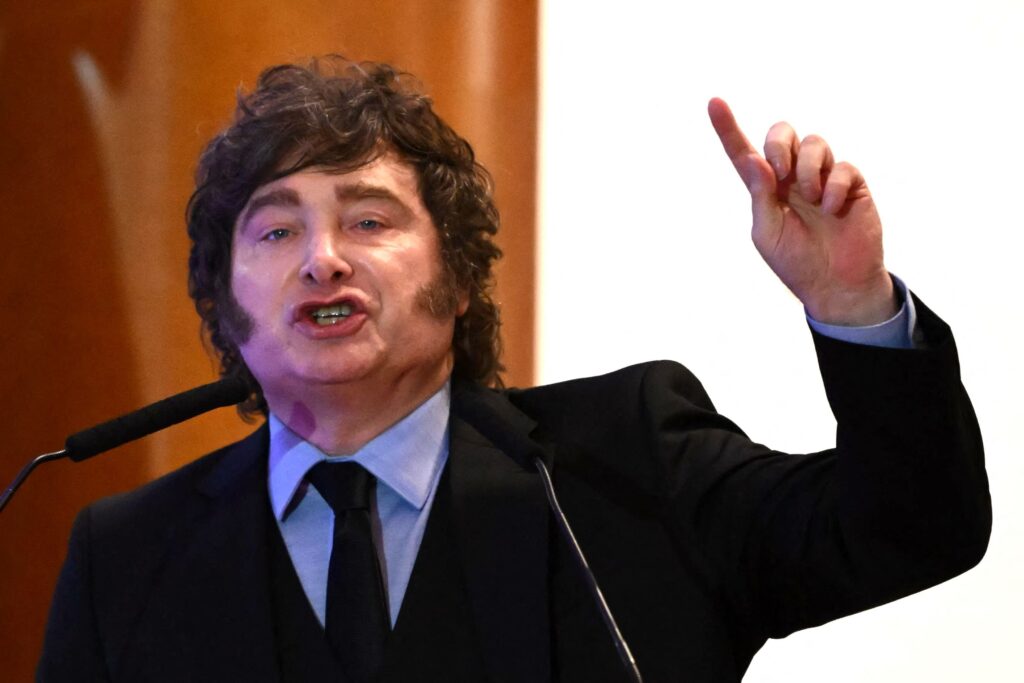 Javier Milei y sus medidas, en vivo: el operativo por la llegada de los jugadores y la interna peronista