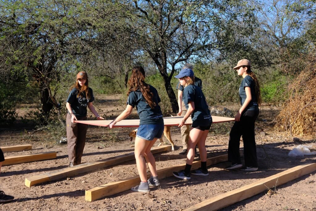 “Construimos casas”: la conmovedora misión de un colegio de zona norte en el Impenetrable