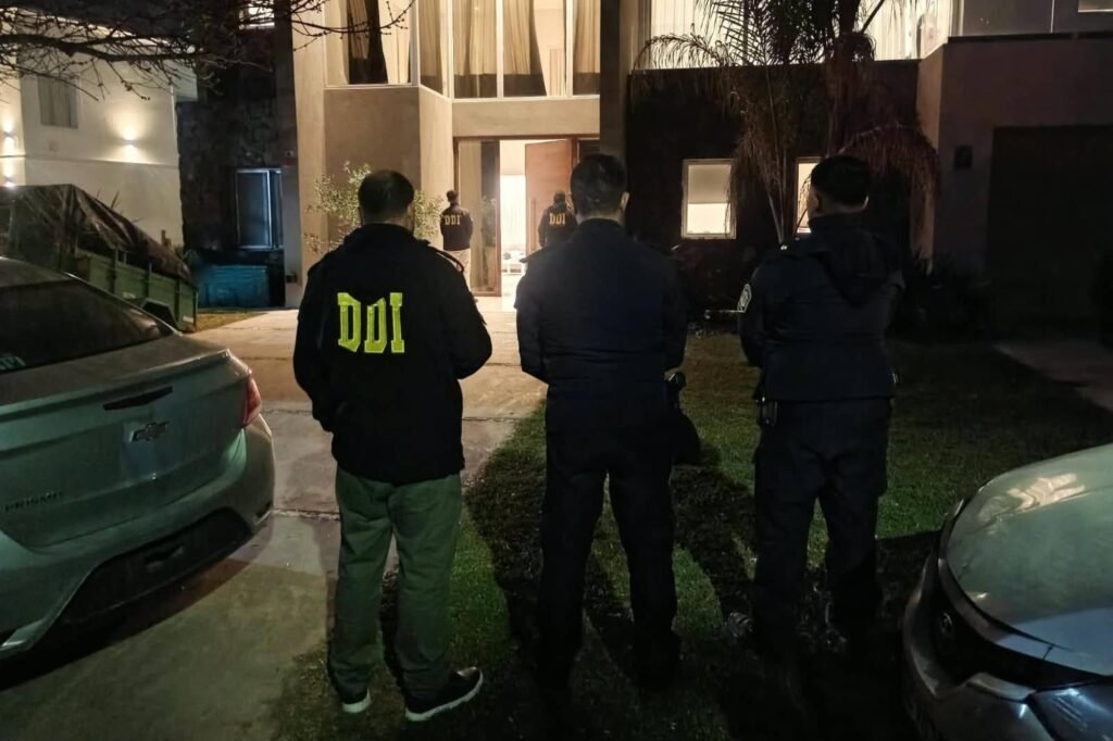 Video: el allanamiento a una de las casas de L-Gante ante una denuncia por amenazas