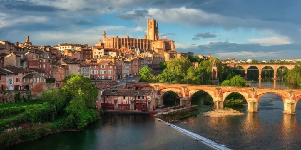 La joya del sur de Francia que invita a recorrer sus callecitas a pie, un castillo y jardines imponentes