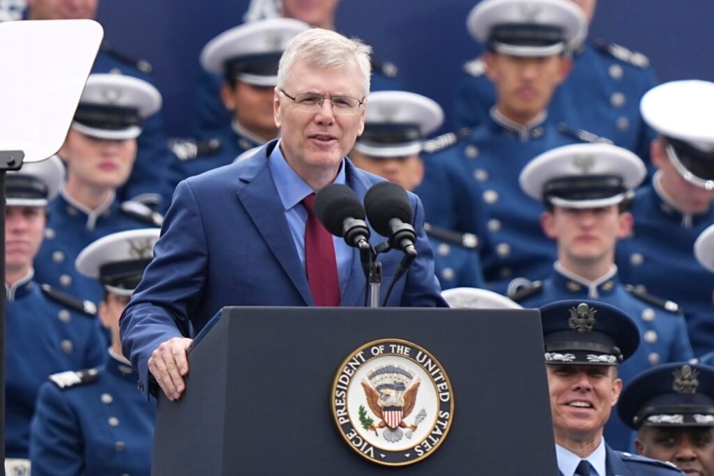 Estados Unidos reconoce por primera vez que desplegó armas en el espacio y provoca la reacción de Rusia y China