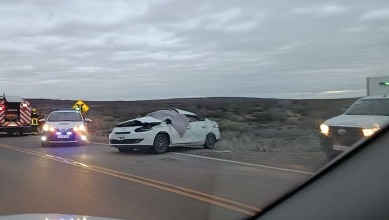 Una joven de 30 años murió tras volcar con su auto en la Ruta 237: iba con su familia