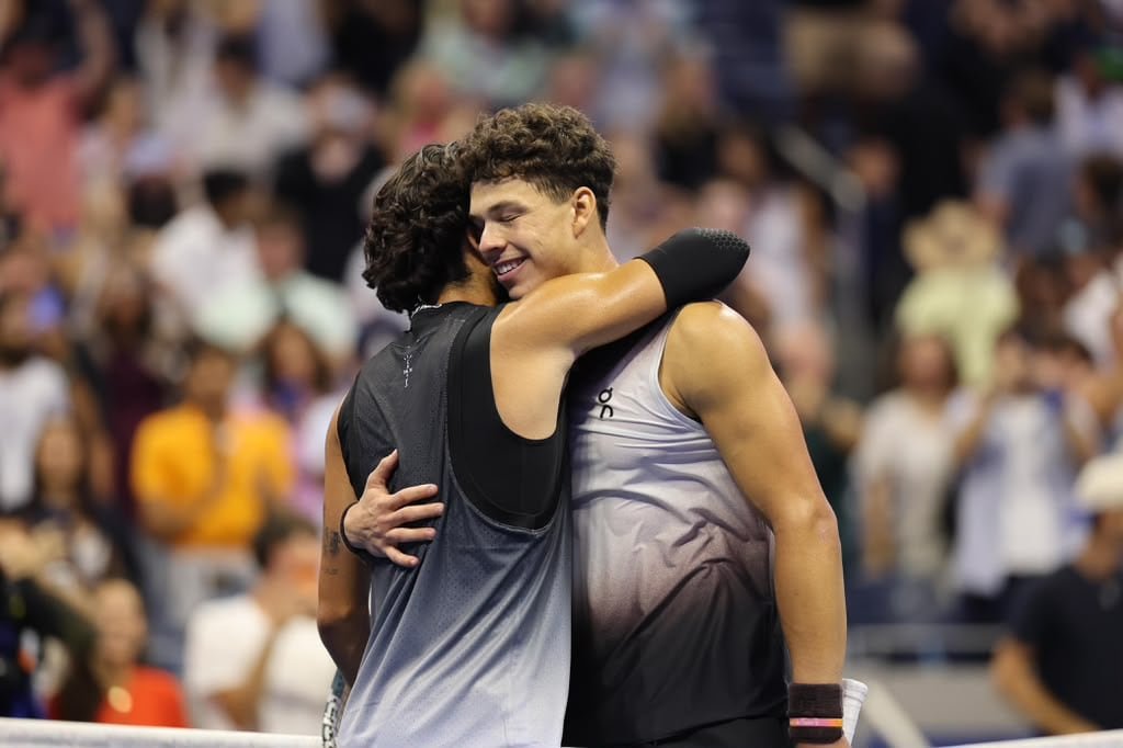 Ben Shelton derrotó a Carlos Alcaraz, el campeón defensor del US Open, en una madrugada récord
