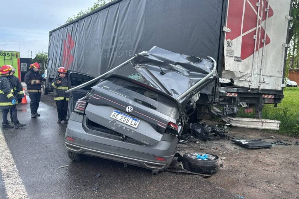 Perdió el control del auto y se incrustó en el acoplado de un camión estacionado en la banquina: un muerto