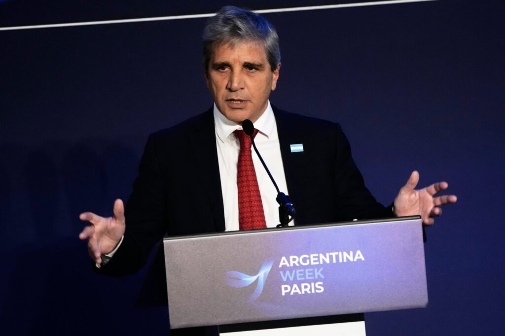 Caputo dijo que la economía crece menos y que el riesgo país subió también por la incertidumbre local