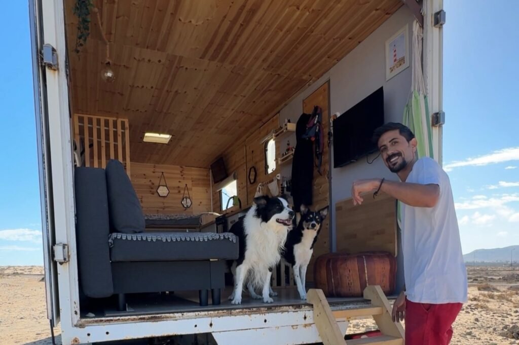 Franc Molinos, de 38 años, hace siete que vive en un camión acondicionado: “No pago alquiler, no pago luz y apenas gasto en agua”