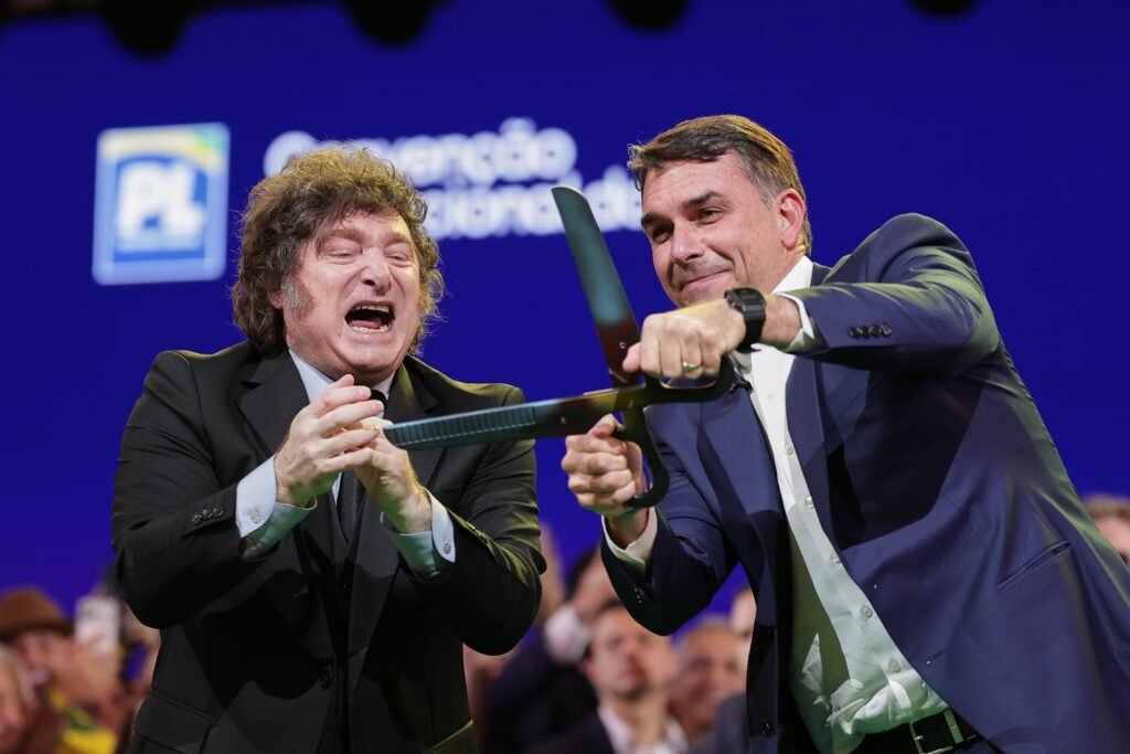 Cómo Milei se volvió protagonista de las elecciones de Brasil: de los insultos a Lula a su amistad con Flavio Bolsonaro